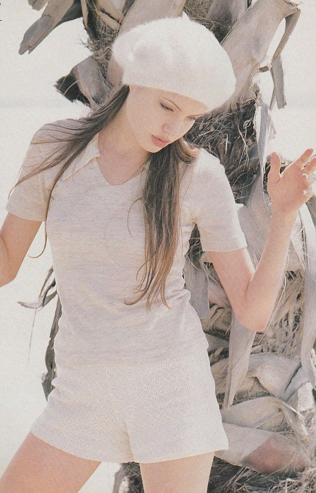 Η Αντζελίνα Τζολί ως μοντελο στα 18 της [εικόνες] | iefimerida.gr 0