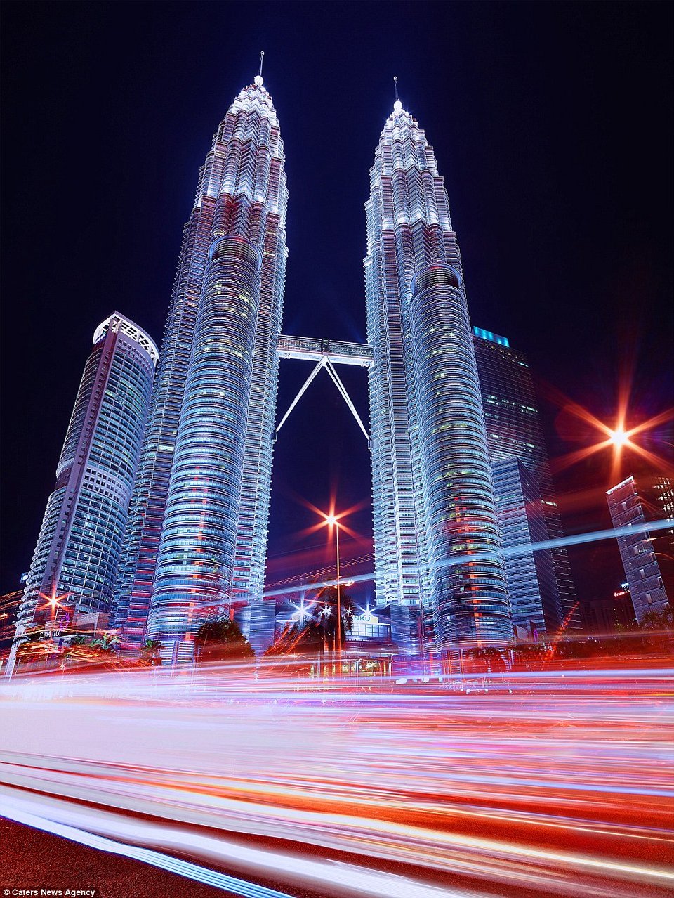 Ο φωτογράφος που κρεμιέται από ελικόπτερα μας δείχνει τις μητροπόλεις του κόσμου τη... νύχτα [εικόνες] | iefimerida.gr 7