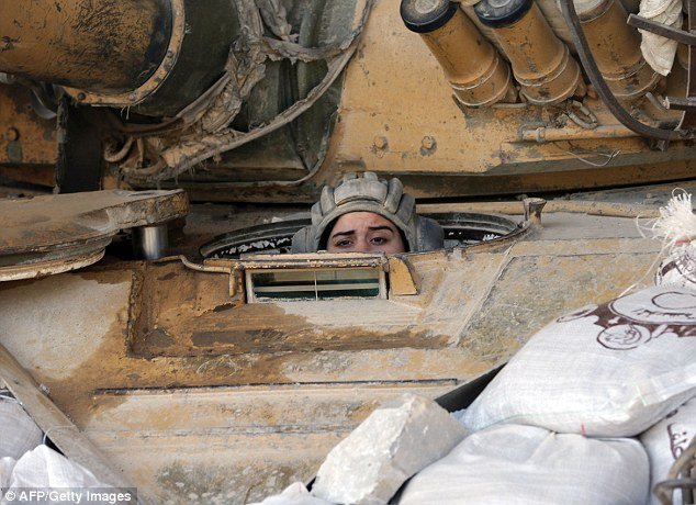 Οι «λέαινες» του στρατού της Συρίας -Καλλονές μελαχρινές οδηγούν τανκς και εκτοξεύουν ρουκέτες [εικόνες] | iefimerida.gr 2