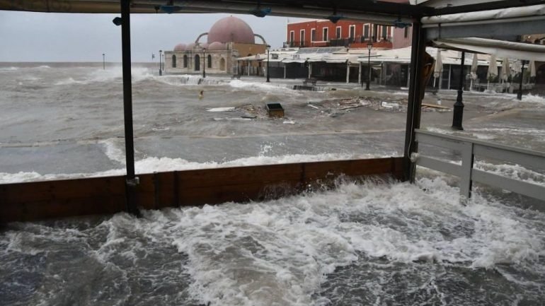 Χανιά: H κακοκαιρία «ξέσπασε» στο Ενετικό Λιμάνι [εικόνες] | iefimerida.gr 0