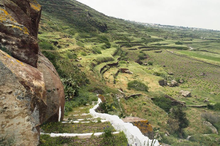 Η άλλη όψη της Σαντορίνης: Πίσω από την Καλντέρα, το νησί μοιάζει με... Αγρια Δύση [εικόνες] | iefimerida.gr 4