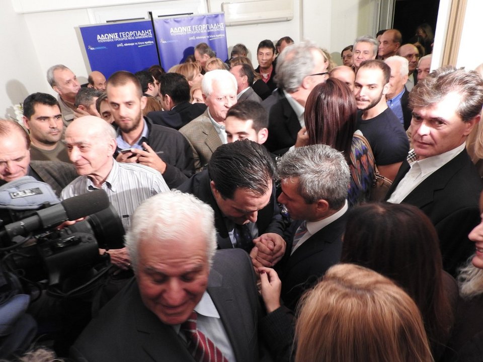 Αδωνις: Σκοπεύω να δώσω μεγάλη πίκρα στους δημοσκόπους – Πλήθος κόσμου στο εκλογικό κέντρο του στην Αθήνα [εικόνες & βίντεο] | iefimerida.gr 1