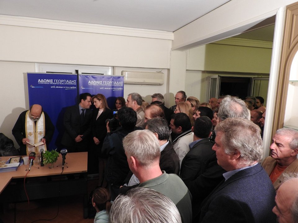 Αδωνις: Σκοπεύω να δώσω μεγάλη πίκρα στους δημοσκόπους – Πλήθος κόσμου στο εκλογικό κέντρο του στην Αθήνα [εικόνες & βίντεο] | iefimerida.gr 2