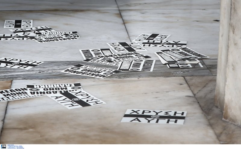 Χρυσαυγίτες πέταξαν φέιγ βολάν στο δημαρχείο της Αθήνας -Κατά της συνάντησης Καμίνη με τον δήμαρχο Σκοπίων | iefimerida.gr 0