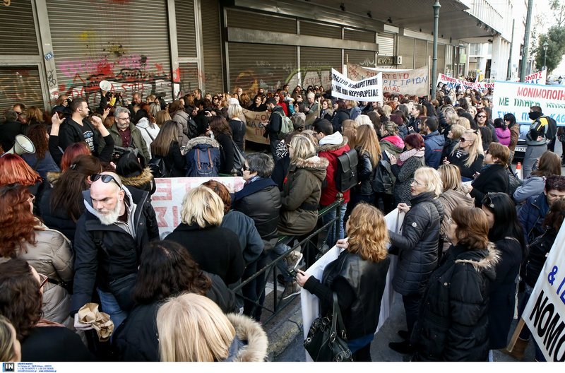 Το υπουργείο Εργασίας «πολιορκούν» οι σχολικές καθαρίστριες [εικόνες] | iefimerida.gr 2