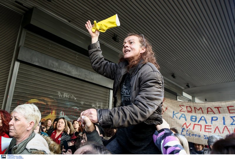 Το υπουργείο Εργασίας «πολιορκούν» οι σχολικές καθαρίστριες [εικόνες] | iefimerida.gr 3