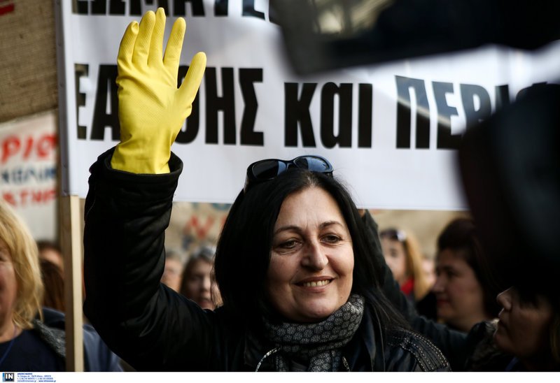 Το υπουργείο Εργασίας «πολιορκούν» οι σχολικές καθαρίστριες [εικόνες] | iefimerida.gr 5