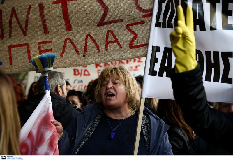 Το υπουργείο Εργασίας «πολιορκούν» οι σχολικές καθαρίστριες [εικόνες] | iefimerida.gr 6