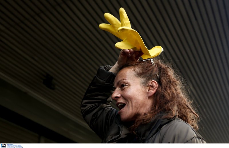 Το υπουργείο Εργασίας «πολιορκούν» οι σχολικές καθαρίστριες [εικόνες] | iefimerida.gr 9