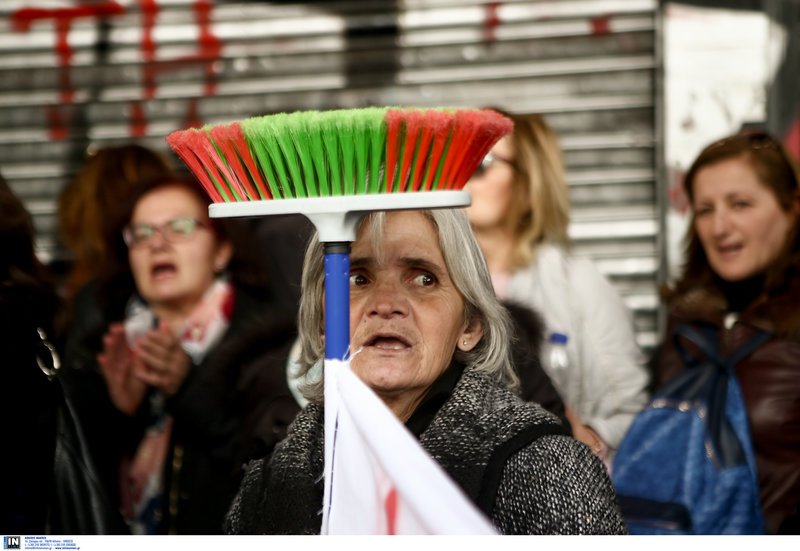 Το υπουργείο Εργασίας «πολιορκούν» οι σχολικές καθαρίστριες [εικόνες] | iefimerida.gr 1