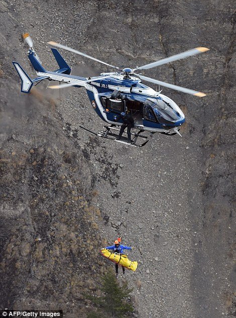 Φρίκη: Εχουν περισυλλεγεί 400-600 ανθρώπινα μέλη από τα πτώματα των 150 νεκρών του Airbus [εικόνες] | iefimerida.gr 3