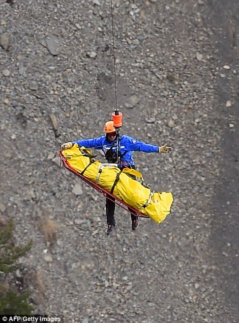 Φρίκη: Εχουν περισυλλεγεί 400-600 ανθρώπινα μέλη από τα πτώματα των 150 νεκρών του Airbus [εικόνες] | iefimerida.gr 4
