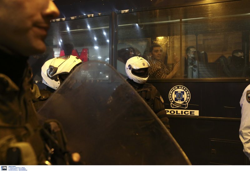 Ελεύθεροι οι 20 προσαχθέντες -Μετά την εισβολή Ρουβίκωνα σε ομιλία Τσακαλώτου [εικόνες&βίντεο] | iefimerida.gr 0