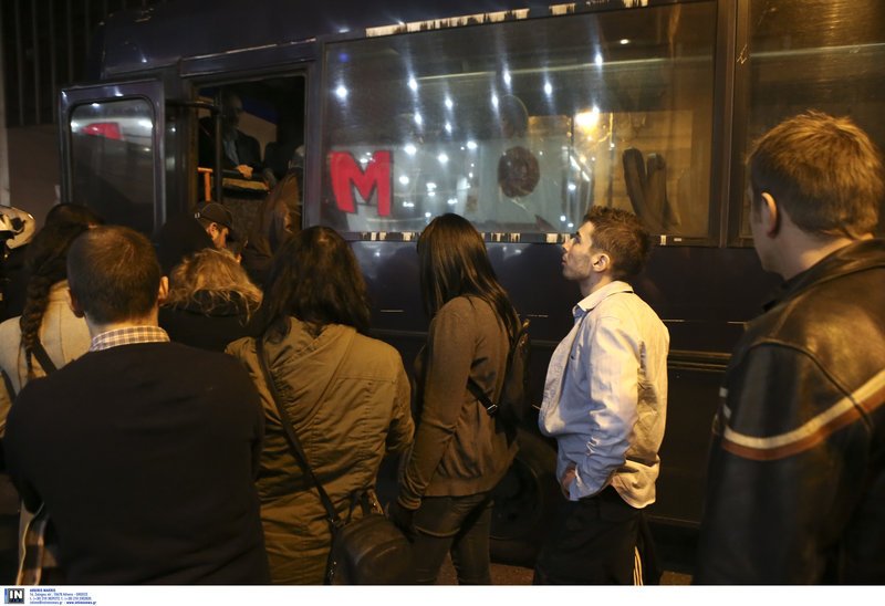 Ελεύθεροι οι 20 προσαχθέντες -Μετά την εισβολή Ρουβίκωνα σε ομιλία Τσακαλώτου [εικόνες&βίντεο] | iefimerida.gr 1