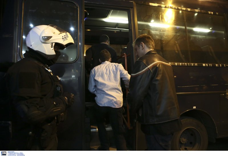 Ελεύθεροι οι 20 προσαχθέντες -Μετά την εισβολή Ρουβίκωνα σε ομιλία Τσακαλώτου [εικόνες&βίντεο] | iefimerida.gr 2