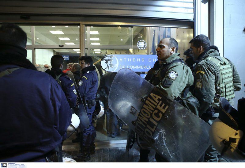 Ελεύθεροι οι 20 προσαχθέντες -Μετά την εισβολή Ρουβίκωνα σε ομιλία Τσακαλώτου [εικόνες&βίντεο] | iefimerida.gr 3