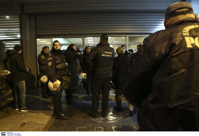 Ελεύθεροι οι 20 προσαχθέντες -Μετά την εισβολή Ρουβίκωνα σε ομιλία Τσακαλώτου [εικόνες&βίντεο] | iefimerida.gr 4