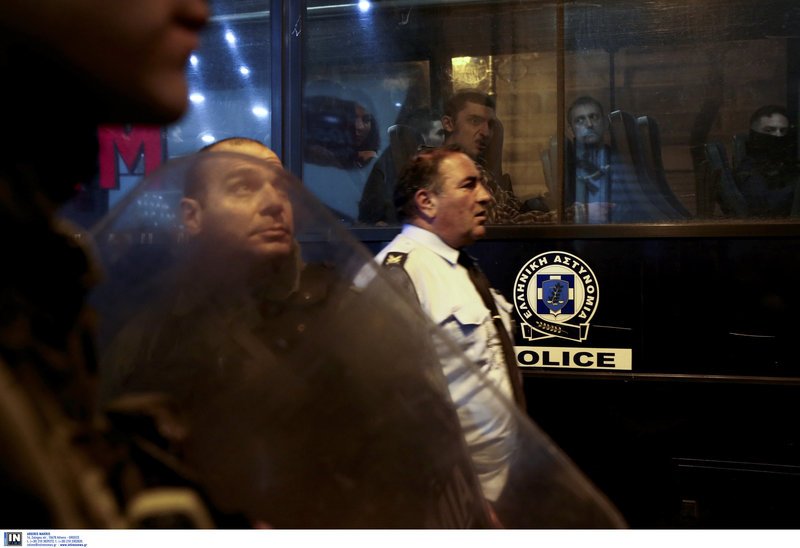 Ελεύθεροι οι 20 προσαχθέντες -Μετά την εισβολή Ρουβίκωνα σε ομιλία Τσακαλώτου [εικόνες&βίντεο] | iefimerida.gr 5