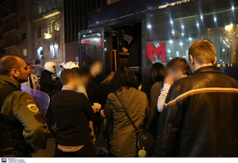 Ελεύθεροι οι 20 προσαχθέντες -Μετά την εισβολή Ρουβίκωνα σε ομιλία Τσακαλώτου [εικόνες&βίντεο] | iefimerida.gr 6