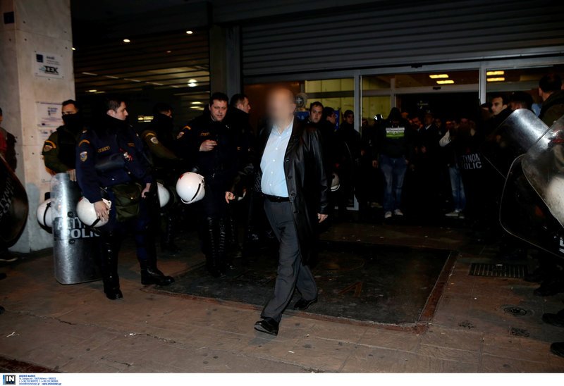 Ελεύθεροι οι 20 προσαχθέντες -Μετά την εισβολή Ρουβίκωνα σε ομιλία Τσακαλώτου [εικόνες&βίντεο] | iefimerida.gr 7