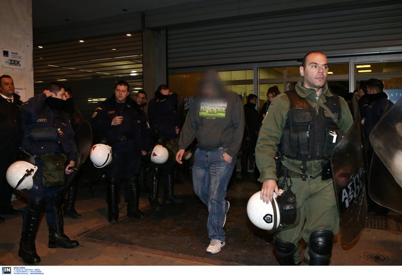 Ελεύθεροι οι 20 προσαχθέντες -Μετά την εισβολή Ρουβίκωνα σε ομιλία Τσακαλώτου [εικόνες&βίντεο] | iefimerida.gr 8