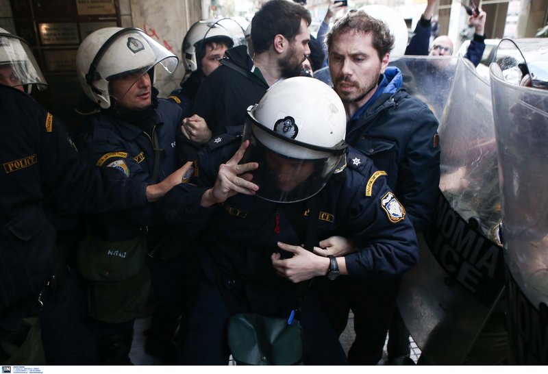 Ενταση των «Δεν πληρώνω» για πλειστηριασμούς -Για πρώτη φορά τους μάζεψε η αστυνομία [εικόνες & βίντεο] | iefimerida.gr 8