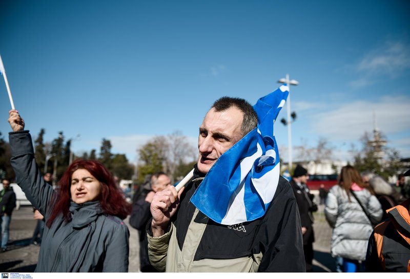 «Μπουτάρη, παραιτήσου» -Συγκέντρωση διαμαρτυρίας για τις δηλώσεις του για το Σκοπιανό [εικόνες & βίντεο] | iefimerida.gr 3