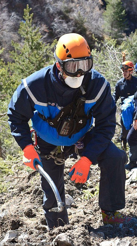 Φρίκη: Εχουν περισυλλεγεί 400-600 ανθρώπινα μέλη από τα πτώματα των 150 νεκρών του Airbus [εικόνες] | iefimerida.gr 0