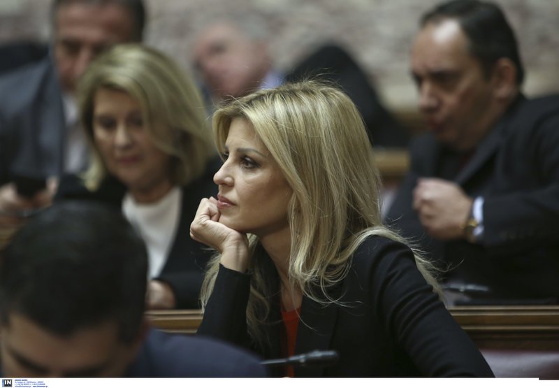 To παρασκήνιο της ΚΟ της ΝΔ: Η ποσέτ Κακλαμάνη και το wet look της Ασημακοπούλου [εικόνες] | iefimerida.gr 18