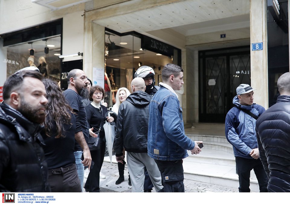 Επεισόδια στο Κολωνάκι -Οπαδοί της Ντιναμό Κιέβου έσπασαν καφέ και έδειραν Ρώσους [εικόνες & βίντεο] | iefimerida.gr 10