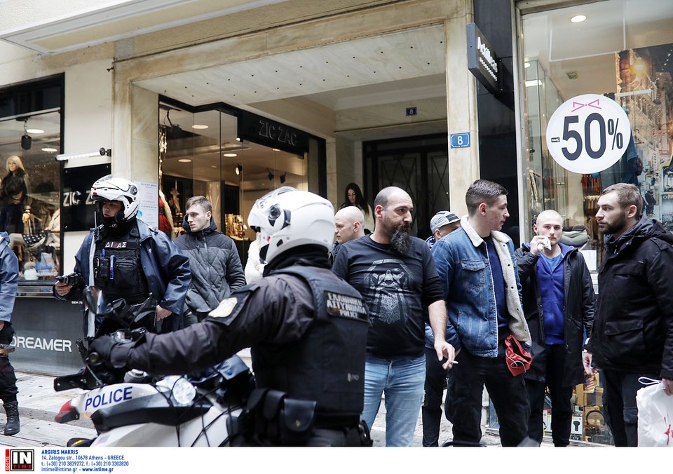 Επεισόδια στο Κολωνάκι -Οπαδοί της Ντιναμό Κιέβου έσπασαν καφέ και έδειραν Ρώσους [εικόνες & βίντεο] | iefimerida.gr 9