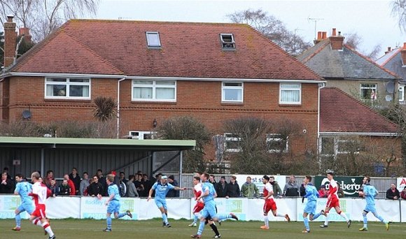 Ο προπονητής της χρονιάς: Ηταν τιμωρημένος και είδε το ματς από... παράθυρο σπιτιού [εικόνες] | iefimerida.gr 1