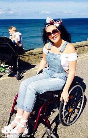  Καλλονή αεροσυνοδός επαναπροσδιορίζει το σέξι -Με αναπηρικό καροτσάκι στην πασαρέλα [εικόνες] | iefimerida.gr 4