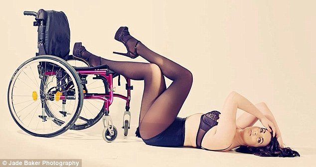  Καλλονή αεροσυνοδός επαναπροσδιορίζει το σέξι -Με αναπηρικό καροτσάκι στην πασαρέλα [εικόνες] | iefimerida.gr 1