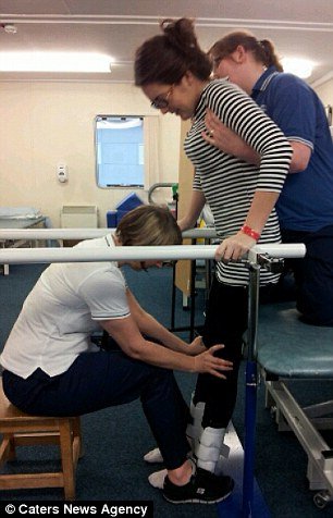  Καλλονή αεροσυνοδός επαναπροσδιορίζει το σέξι -Με αναπηρικό καροτσάκι στην πασαρέλα [εικόνες] | iefimerida.gr 3