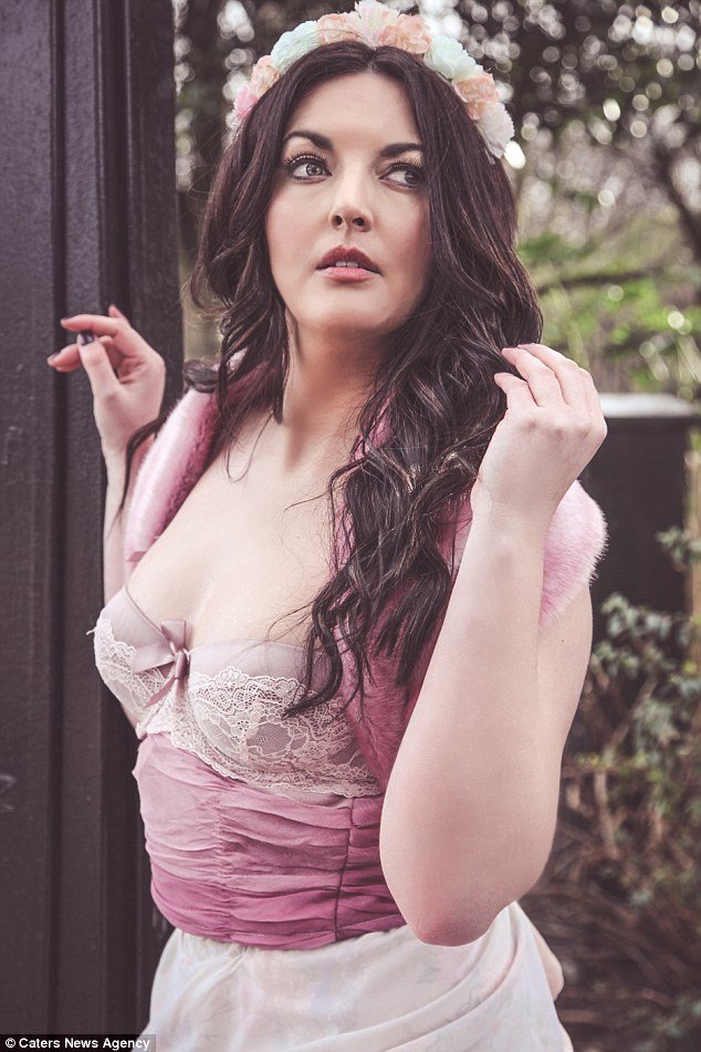  Καλλονή αεροσυνοδός επαναπροσδιορίζει το σέξι -Με αναπηρικό καροτσάκι στην πασαρέλα [εικόνες] | iefimerida.gr 2