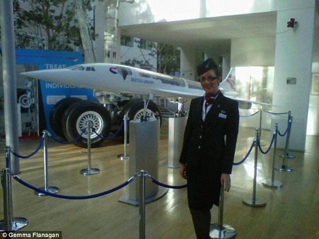  Καλλονή αεροσυνοδός επαναπροσδιορίζει το σέξι -Με αναπηρικό καροτσάκι στην πασαρέλα [εικόνες] | iefimerida.gr 5