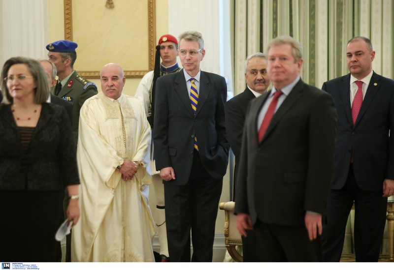 Αραβες με κελεμπίες, Αφρικανές με παραδοσιακές στολές -Ολα όσα έγιναν στην δεξίωση Παυλόπουλου για το διπλωματικό σώμα [εικόνες] | iefimerida.gr 5