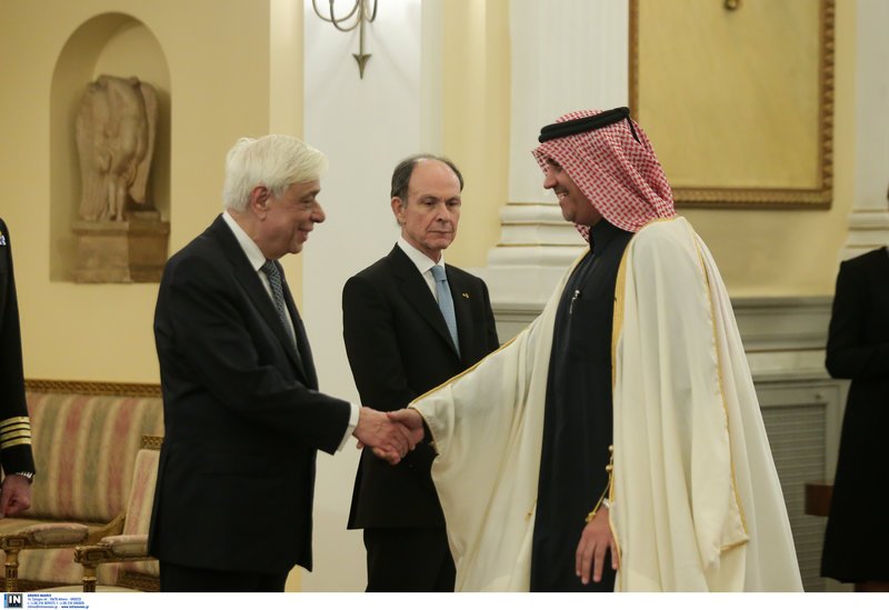 Αραβες με κελεμπίες, Αφρικανές με παραδοσιακές στολές -Ολα όσα έγιναν στην δεξίωση Παυλόπουλου για το διπλωματικό σώμα [εικόνες] | iefimerida.gr 6