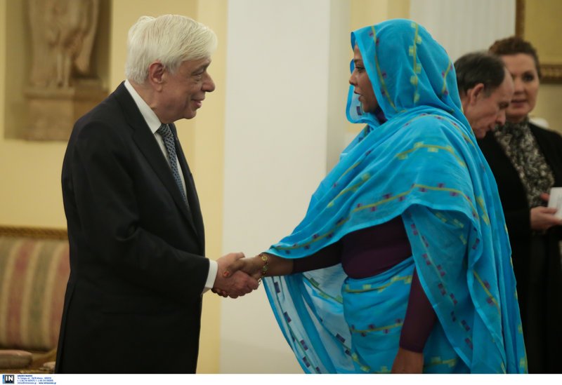 Αραβες με κελεμπίες, Αφρικανές με παραδοσιακές στολές -Ολα όσα έγιναν στην δεξίωση Παυλόπουλου για το διπλωματικό σώμα [εικόνες] | iefimerida.gr 7