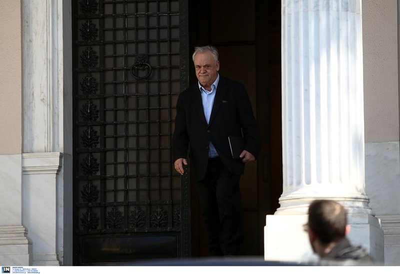 Πυρετός στο Μαξίμου για τον ανασχηματισμό: Δίωρη σύσκεψη Τσίπρα με Δραγασάκη-Τσακαλώτο [εικόνες] | iefimerida.gr 0