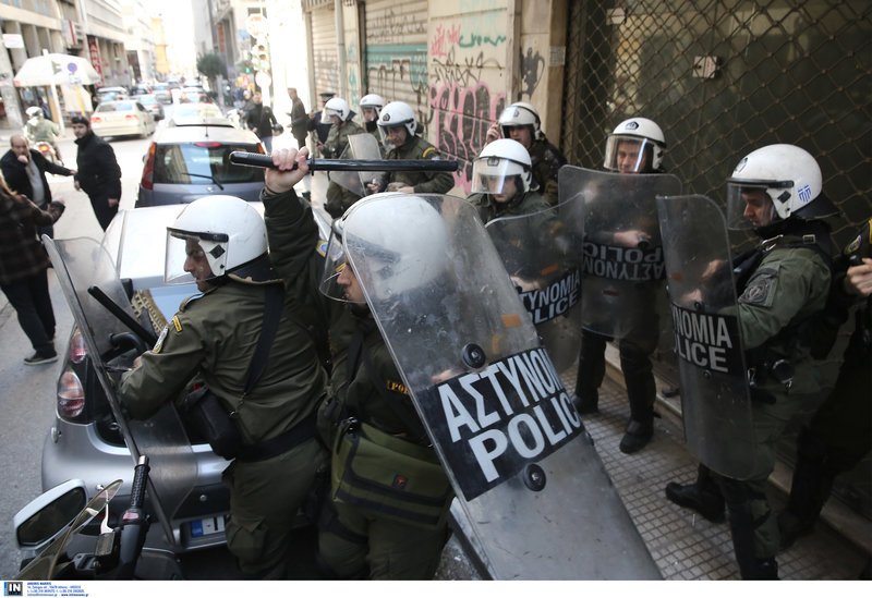  Πλειστηριασμοί: Επεισόδια και χημικά έξω από συμβολαιογραφείο στο κέντρο της Αθήνας [εικόνες& βίντεο] | iefimerida.gr 1