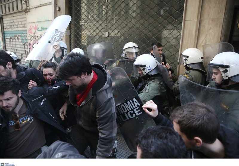  Πλειστηριασμοί: Επεισόδια και χημικά έξω από συμβολαιογραφείο στο κέντρο της Αθήνας [εικόνες& βίντεο] | iefimerida.gr 2