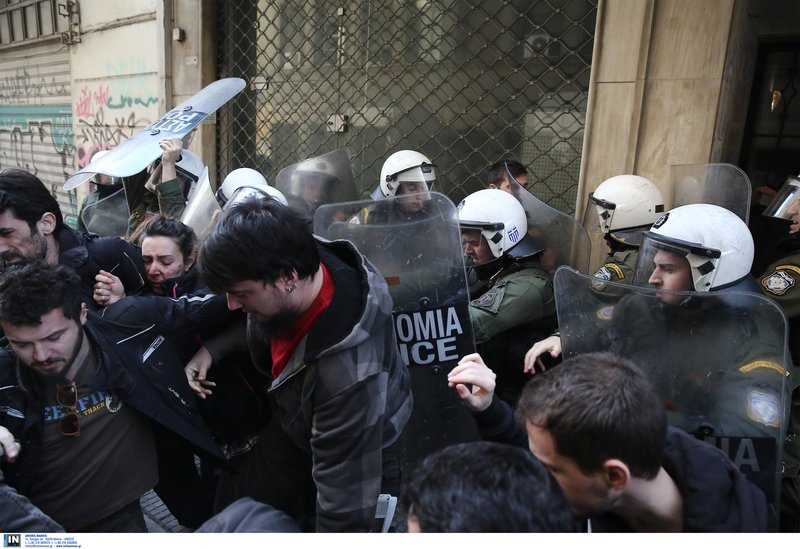  Πλειστηριασμοί: Επεισόδια και χημικά έξω από συμβολαιογραφείο στο κέντρο της Αθήνας [εικόνες& βίντεο] | iefimerida.gr 3