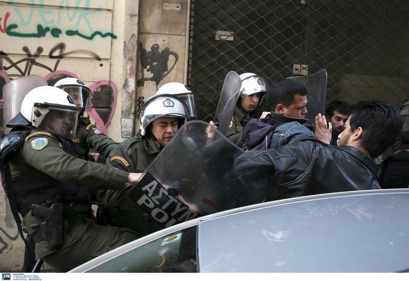  Πλειστηριασμοί: Επεισόδια και χημικά έξω από συμβολαιογραφείο στο κέντρο της Αθήνας [εικόνες& βίντεο] | iefimerida.gr 4