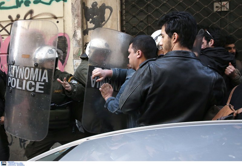  Πλειστηριασμοί: Επεισόδια και χημικά έξω από συμβολαιογραφείο στο κέντρο της Αθήνας [εικόνες& βίντεο] | iefimerida.gr 5