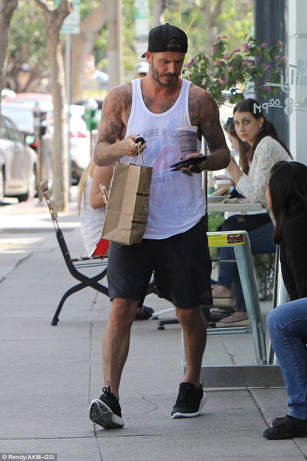 Ο περιζήτητος κύριος Μπέκαμ: Βγήκε να πάρει ένα χυμό και του χίμηξαν οι θαυμάστριες [εικόνες] | iefimerida.gr 0