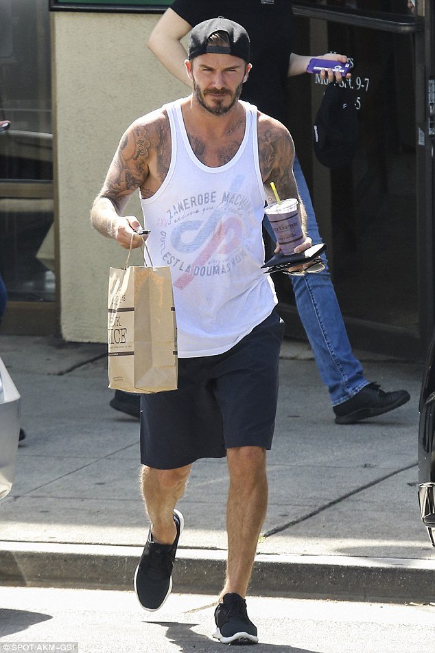 Ο περιζήτητος κύριος Μπέκαμ: Βγήκε να πάρει ένα χυμό και του χίμηξαν οι θαυμάστριες [εικόνες] | iefimerida.gr 6