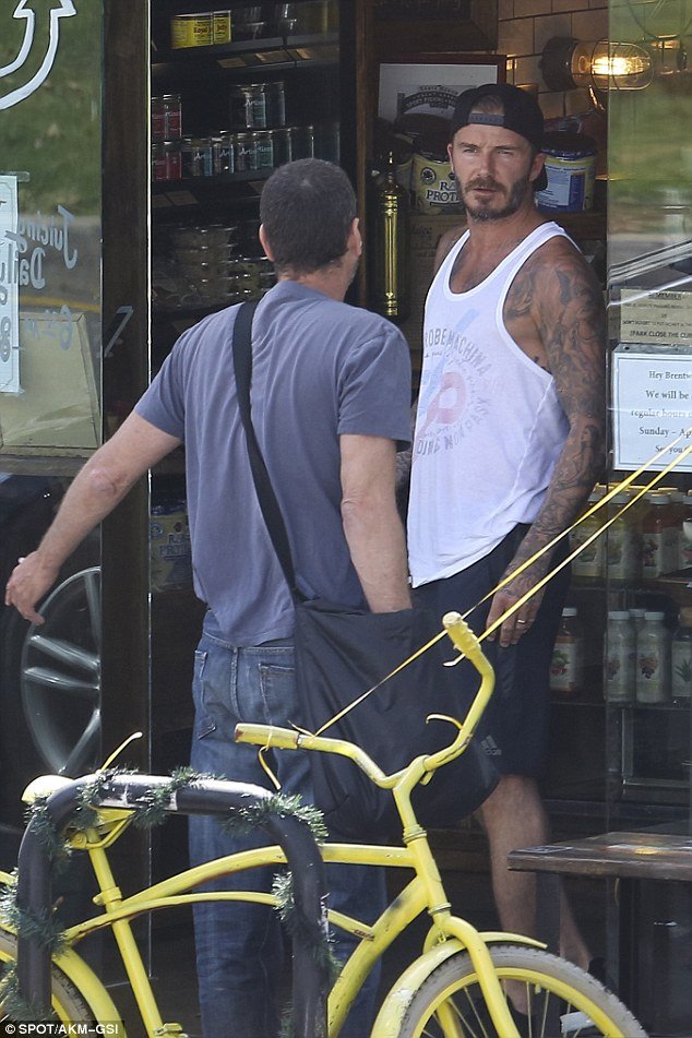 Ο περιζήτητος κύριος Μπέκαμ: Βγήκε να πάρει ένα χυμό και του χίμηξαν οι θαυμάστριες [εικόνες] | iefimerida.gr 5