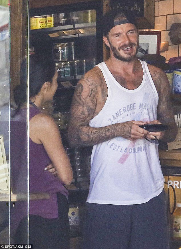 Ο περιζήτητος κύριος Μπέκαμ: Βγήκε να πάρει ένα χυμό και του χίμηξαν οι θαυμάστριες [εικόνες] | iefimerida.gr 4